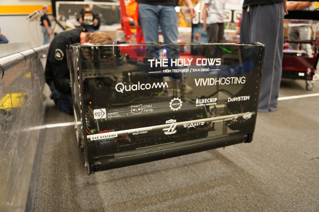 Full sponsor wrap visible on Daisy-Saurus chassis between matches